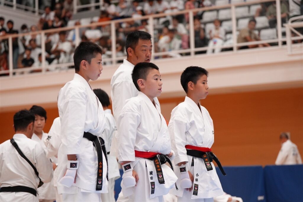 空手大会でコートで出場の順番を待っている